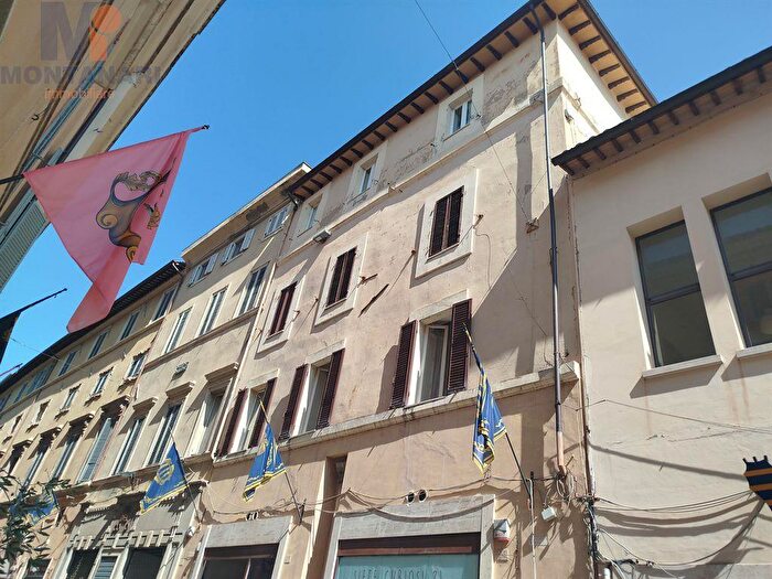 Appartamento con 6 locali in vendita in Via Rinaldi, Foligno