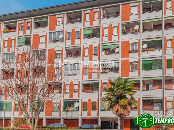 Appartamento quadrilocale in vendita in Via Longarone, Milano