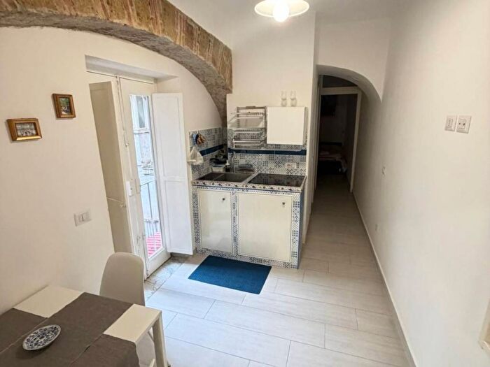 Appartamento monolocale in affitto in Via Atri, Centro Storico, Napoli