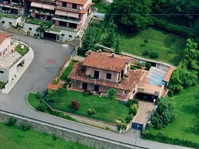 Casa con 6 locali in vendita in Via Don Angelo Testa, San Giovanni Bianco