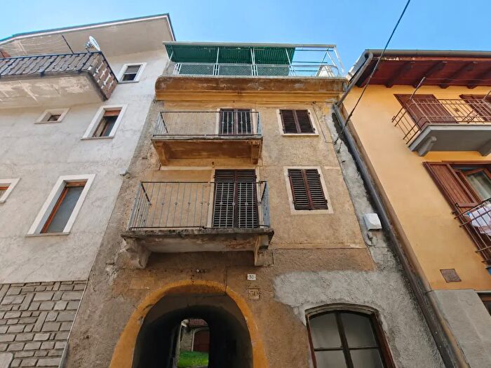 Casa con 6 locali in vendita in Via Vittorio Emanuele, Chiomonte
