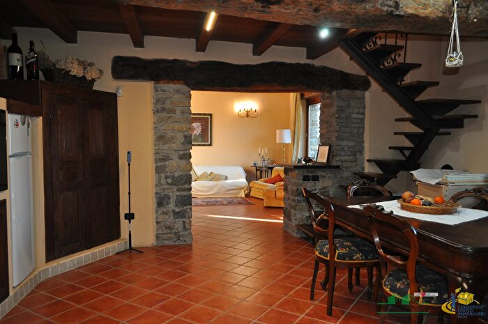 Casa con 6 locali in vendita in Frazione Ossella, Valmozzola