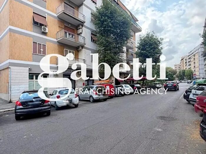 Appartamento trilocale in vendita in Via Bellegra, Roma