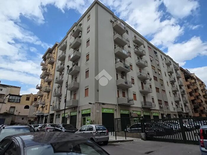 Appartamento trilocale in vendita in Via Ernesto Paci, Palermo