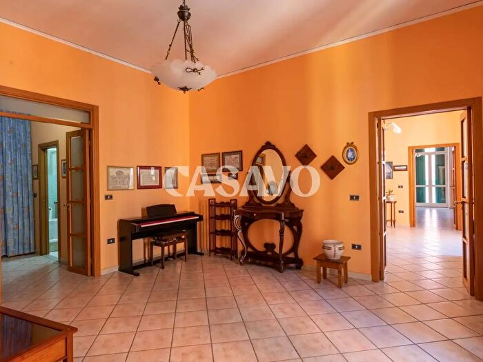 Appartamento con 7 locali in vendita in Via dei Tribunali, Napoli