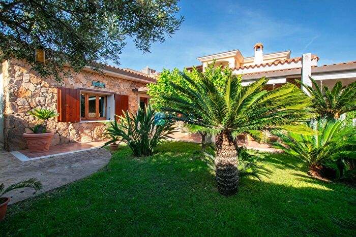 Casa con 8 locali in vendita in Olbia