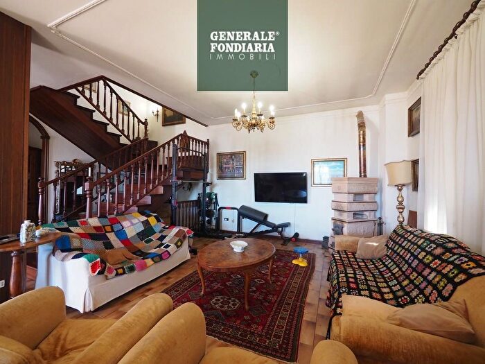 Casa con 6 locali in vendita in Bolano