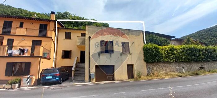Casa con 6 locali in vendita in Voc Bagnara, Nocera Umbra