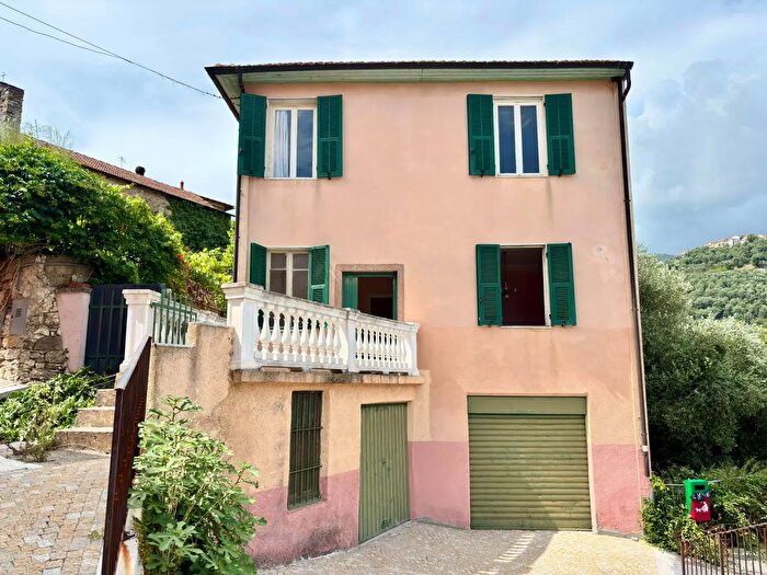 Casa con 12 locali in vendita in Piazza Pietro Verano, Chiusavecchia