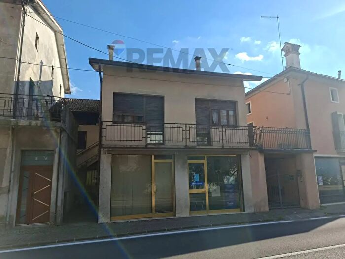 Casa con 8 locali in vendita in Borgo Valbelluna