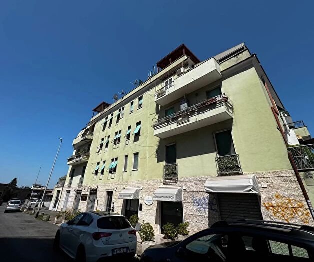 Appartamento trilocale in vendita in Piazza delle Camelie Roma, Roma