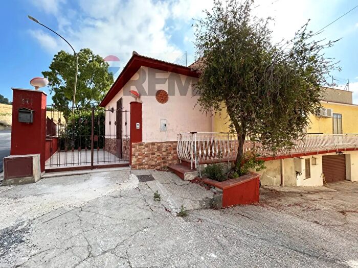 Casa con 6 locali in vendita in Via Sicilia, Valderice