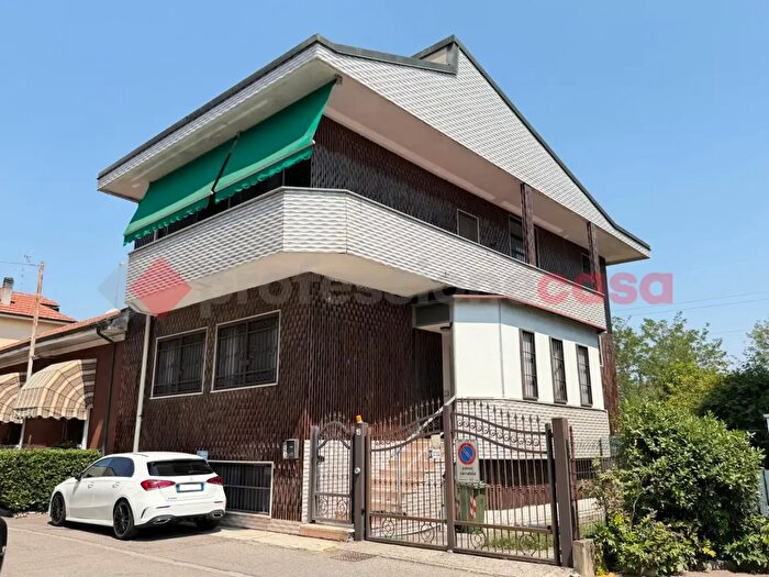 Casa con 5 locali in vendita in Via Privata Baggio, Cesano Boscone
