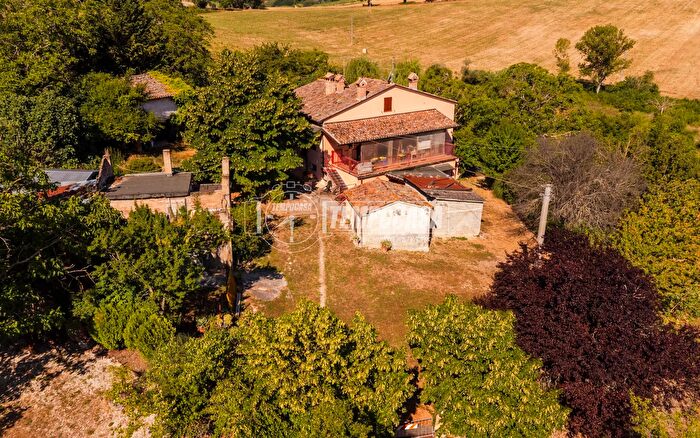 Casa con 6 locali in vendita in Vocabolo Cuoio, Matelica