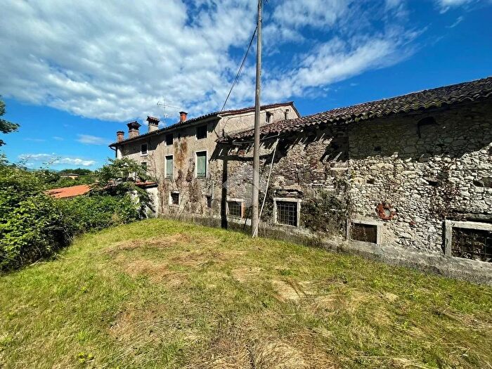 Casa con 5 locali in vendita in Via Castellon, Schio