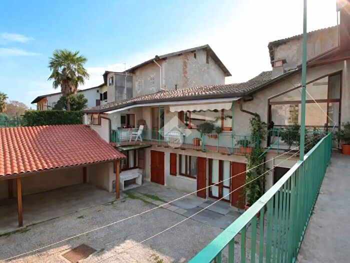 Casa con 6 locali in vendita in Via Achille Grandi, Molteno