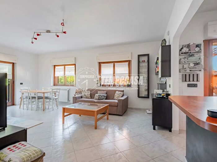 Appartamento trilocale in vendita in Via delle Ferriere, Bracciano