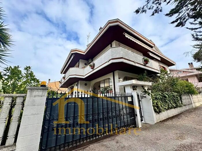 Casa con 6 locali in vendita in Via Sagittario, Montesilvano