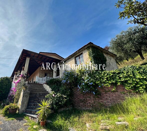 Casa con 5 locali in vendita in Pietrasanta