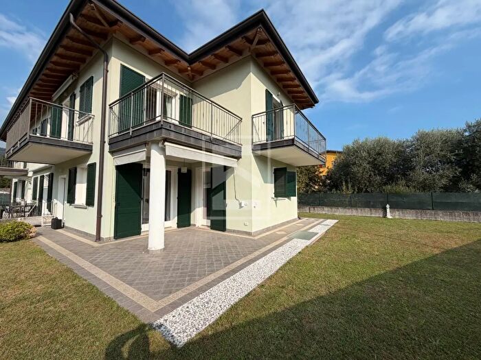 Casa quadrilocale in vendita in Via Santa Firmina, Salo