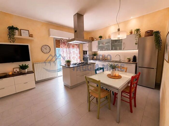Appartamento trilocale in vendita in Viale delle Palme, Taggia