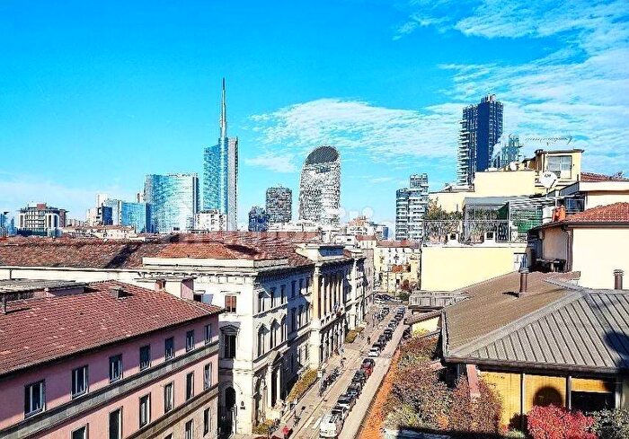 Appartamento trilocale in affitto in Via Giuseppe Parini, Porta Nuova, Milano