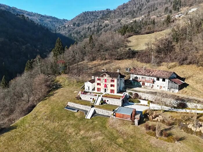 Casa con 10 locali in vendita in Via Norcen, Pedavena