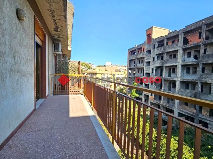 Appartamento trilocale in affitto in Via Curia, Catania
