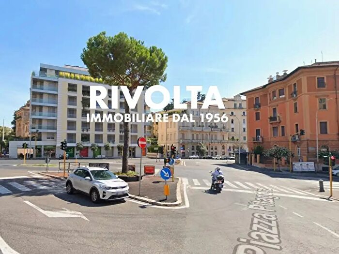 Appartamento con 6 locali in vendita in Piazza Pitagora, Roma