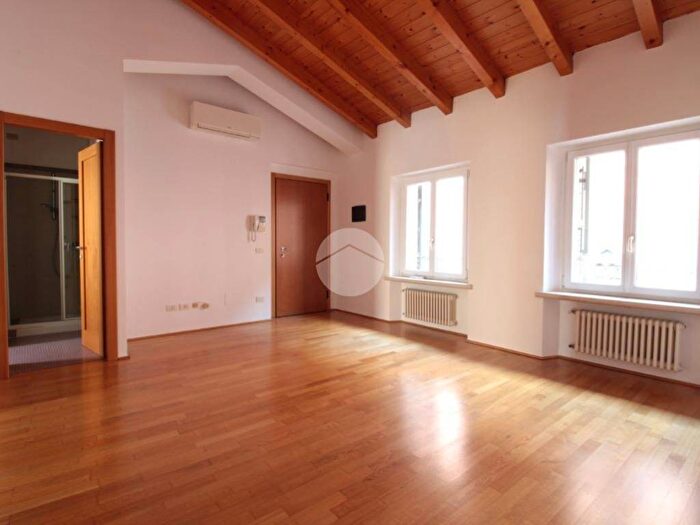 Appartamento trilocale in affitto in Veronetta, Verona