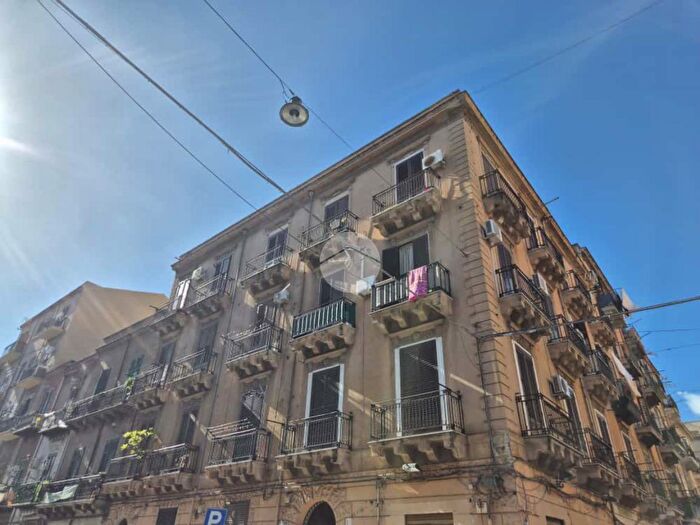 Appartamento con 5 locali in affitto in Via Francesco Paolo Perez, Palermo