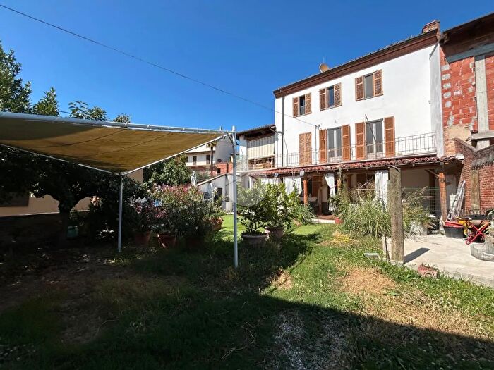 Casa con 6 locali in vendita in Via Leveriero, Viarigi