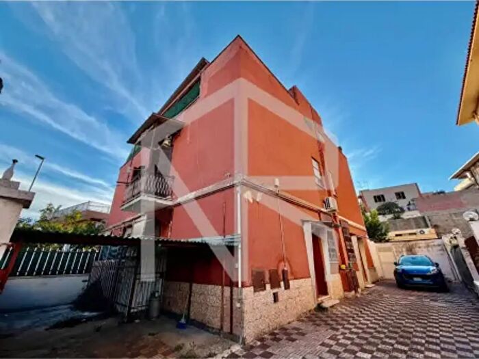 Appartamento trilocale in vendita in Via del Fringuello, Roma