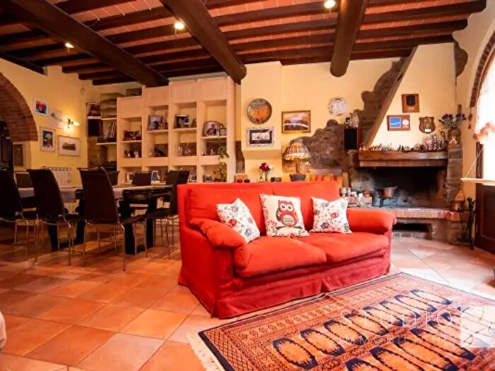 Casa con 6 locali in vendita in Via Crocifisso, Pistoia