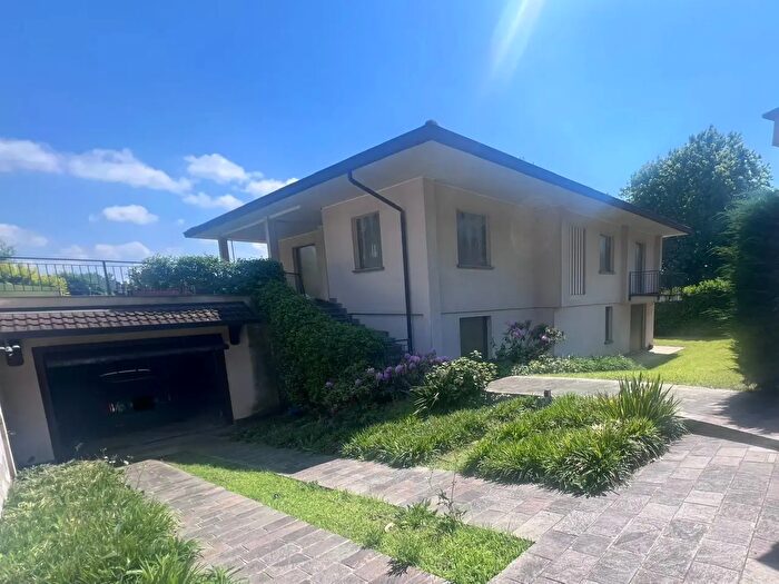 Casa con 5 locali in vendita in Via San Giuseppe, Casatenovo