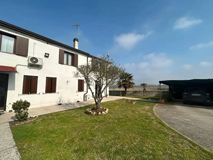 Casa con 9 locali in vendita in Panarella Via Panarella, Papozze