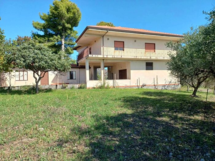 Casa quadrilocale in vendita in Via Ugo Bassi Piedimonte Etneo, Piedimonte Etneo