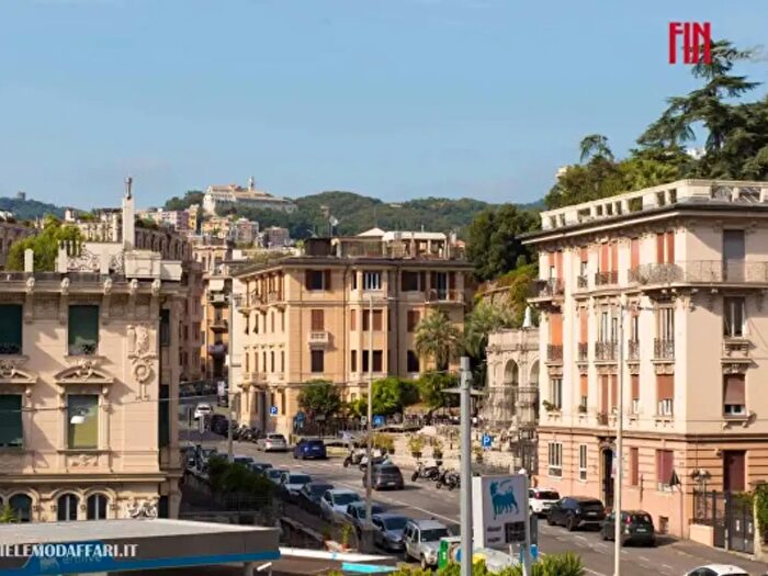 Appartamento trilocale in vendita in Via Nizza, Genova