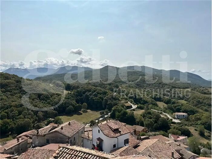 Casa con 8 locali in vendita in Via Roma, Oricola