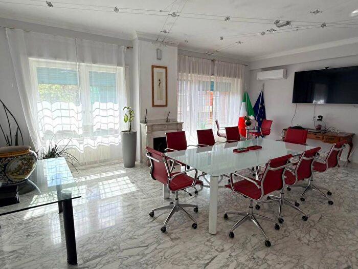 Casa con 6 locali in affitto in Medaglie dOro, Roma