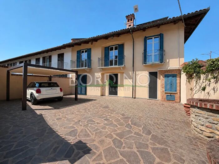 Casa con 6 locali in vendita in Via San Pietro Snc, Govone
