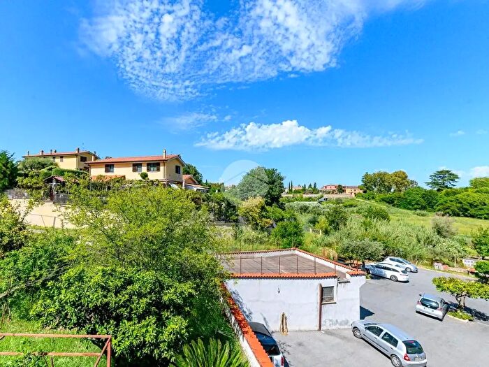 Appartamento trilocale in vendita in Vicolo del Monte delle Capre, Roma