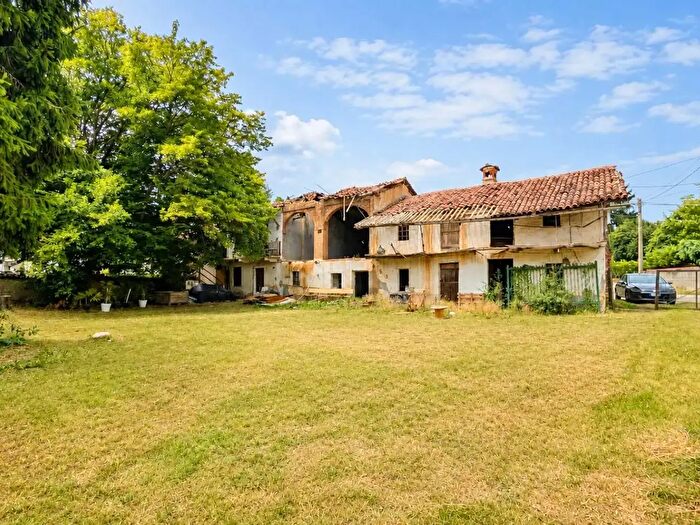 Casa quadrilocale in vendita in Frazione Bruera, Piscina