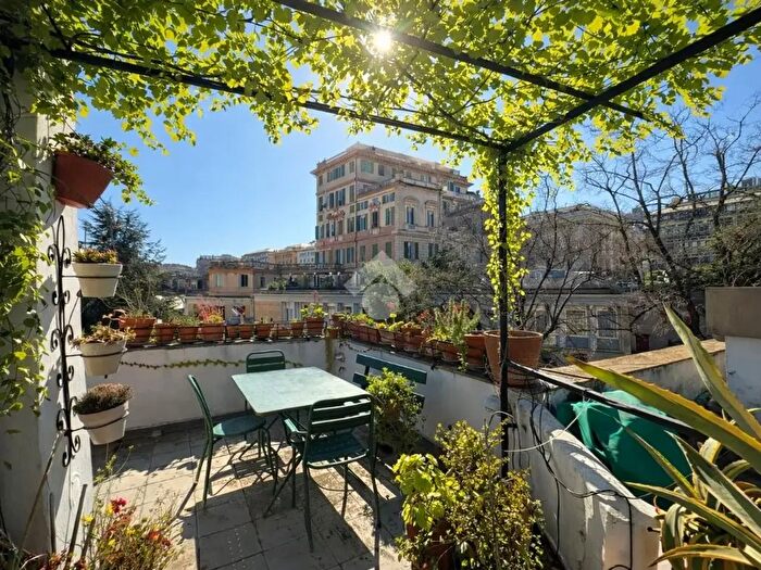 Appartamento trilocale in vendita in Via Ugo Foscolo, Genova