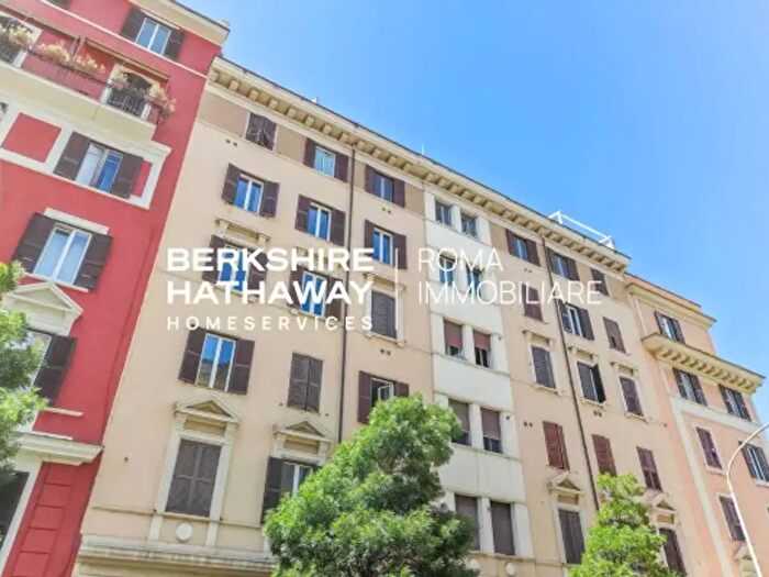 Appartamento con 6 locali in vendita in Via Albalonga, Roma
