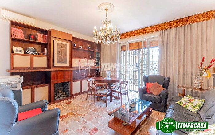 Appartamento trilocale in vendita in Via Santa Crescenzia, Magenta