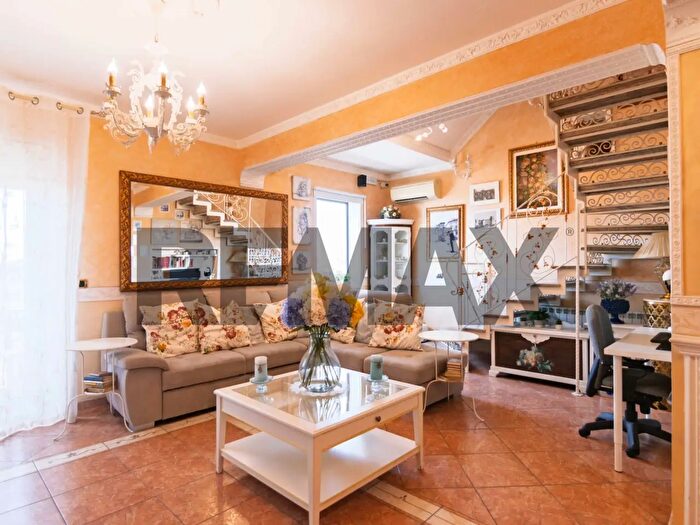 Appartamento con 8 locali in vendita in Via Luciano Pavarotti, Catania