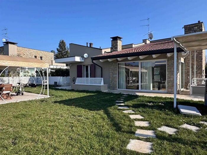 Casa con 8 locali in affitto in Manerba Del Garda