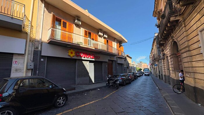 Appartamento con 12 locali in vendita in Aci Catena