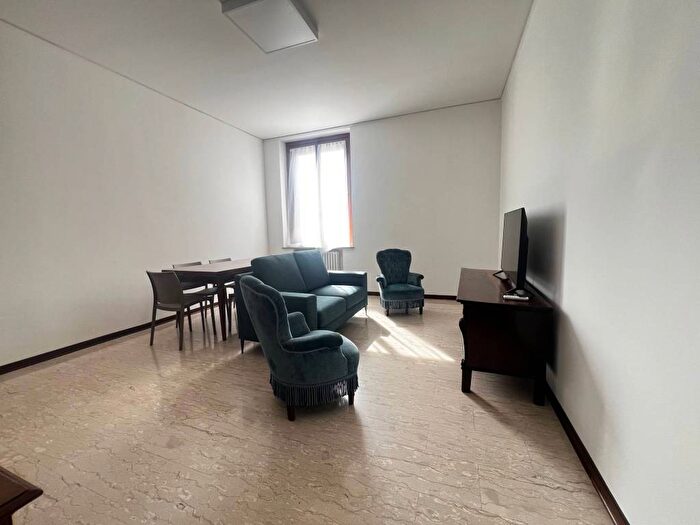 Appartamento trilocale in affitto in Via Luigi Einaudi, Centro, Mantova